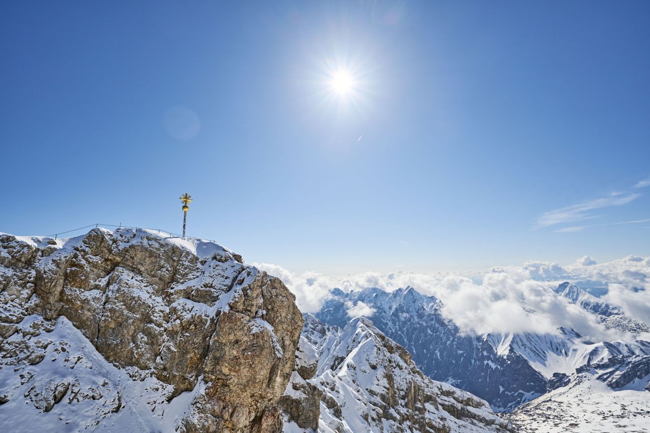 Blick von der Zugspitze, Bergpanorama, Sonnenschein