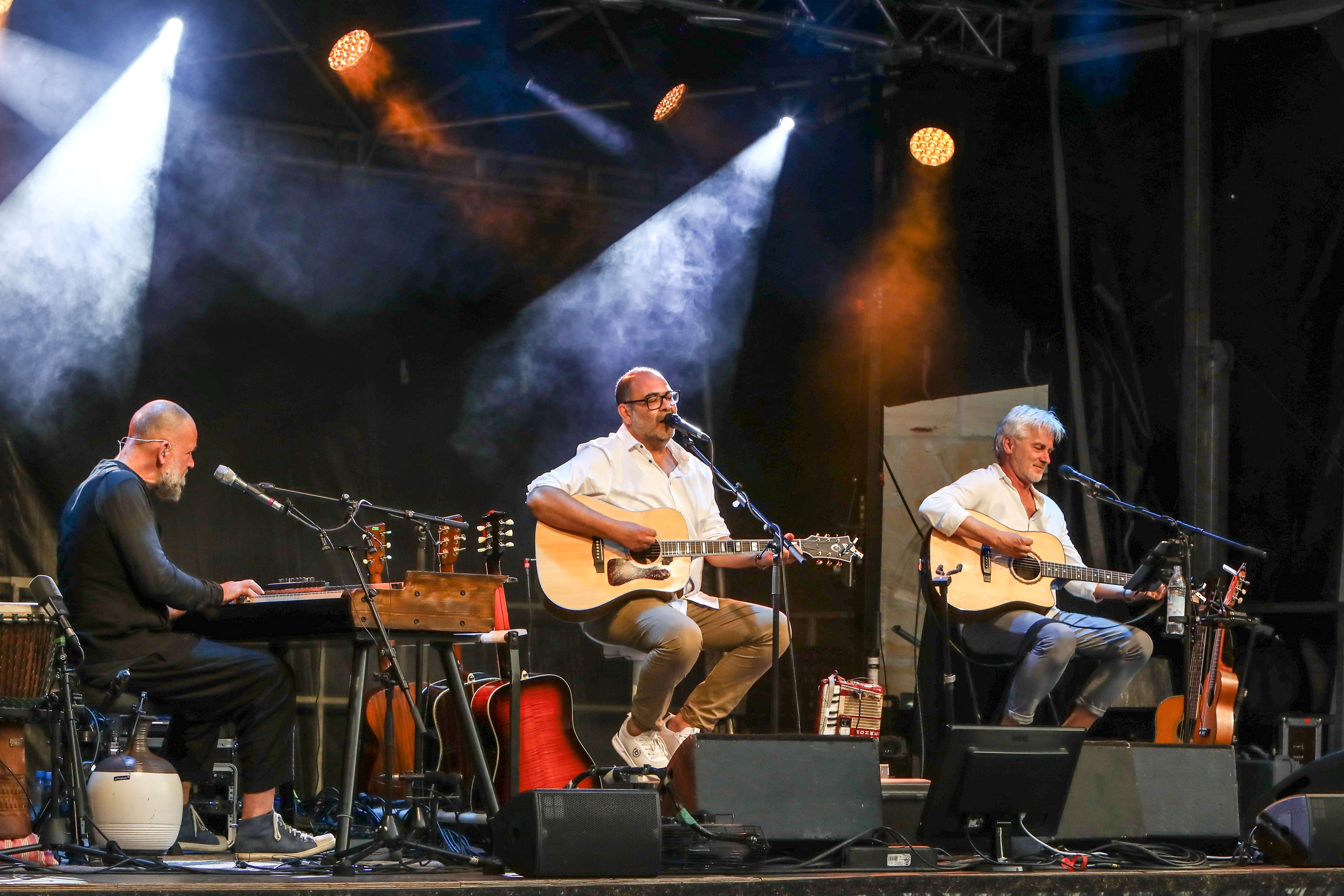 Die Musiker Schmidbauer, Kälberer und Ringlstetter auf der Bühne