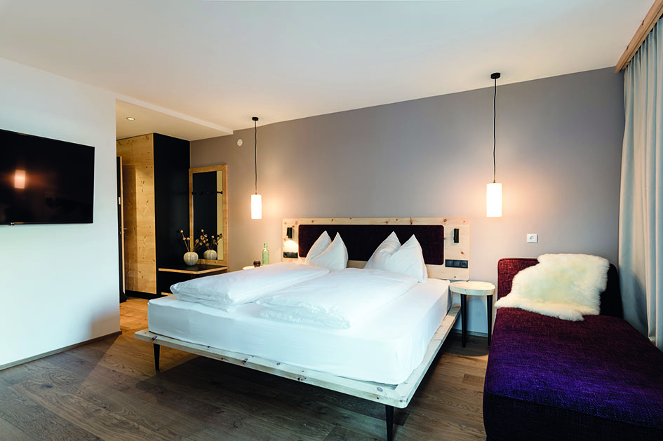 Ein Hotelzimmer mit Bett und Nachtisch