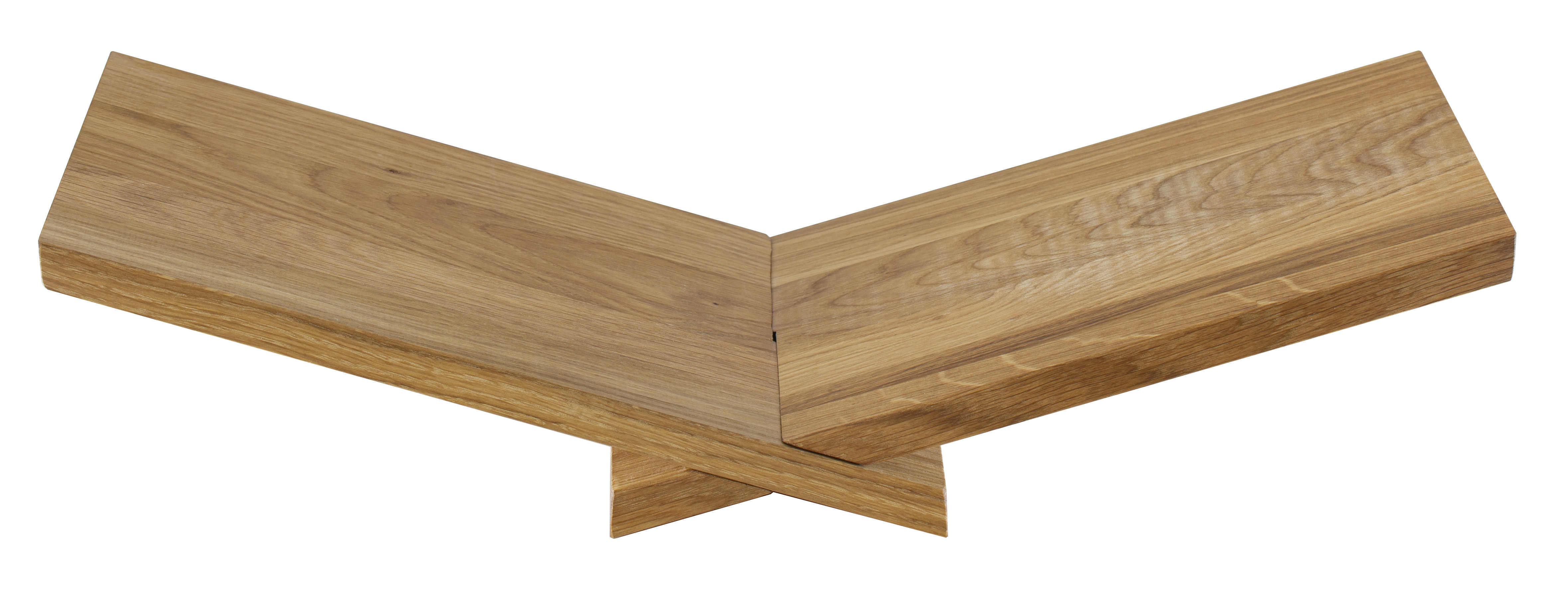 Weinliege aus Holz, freigestellt mit weißem Hintergrund