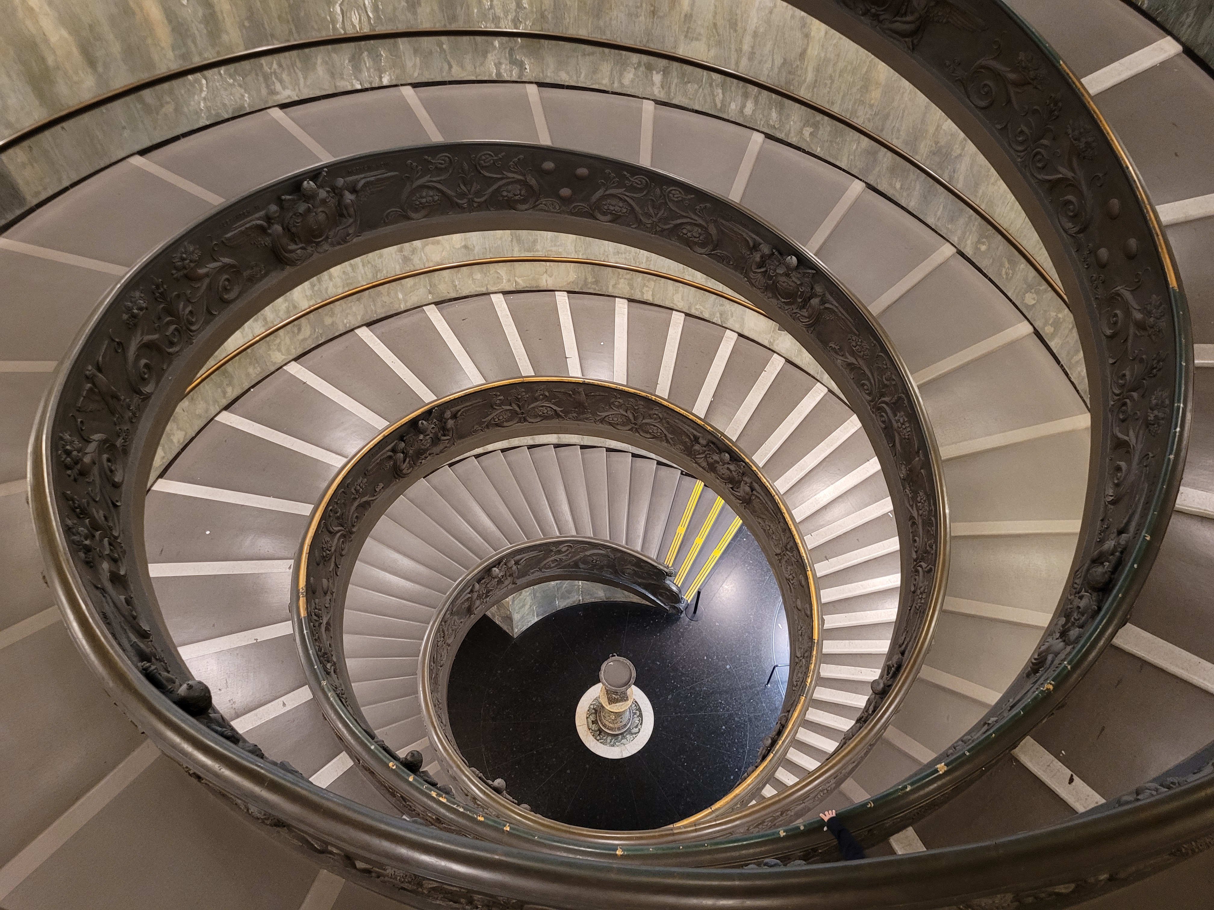 Eine Treppe, die kreisförmig nach unten geht