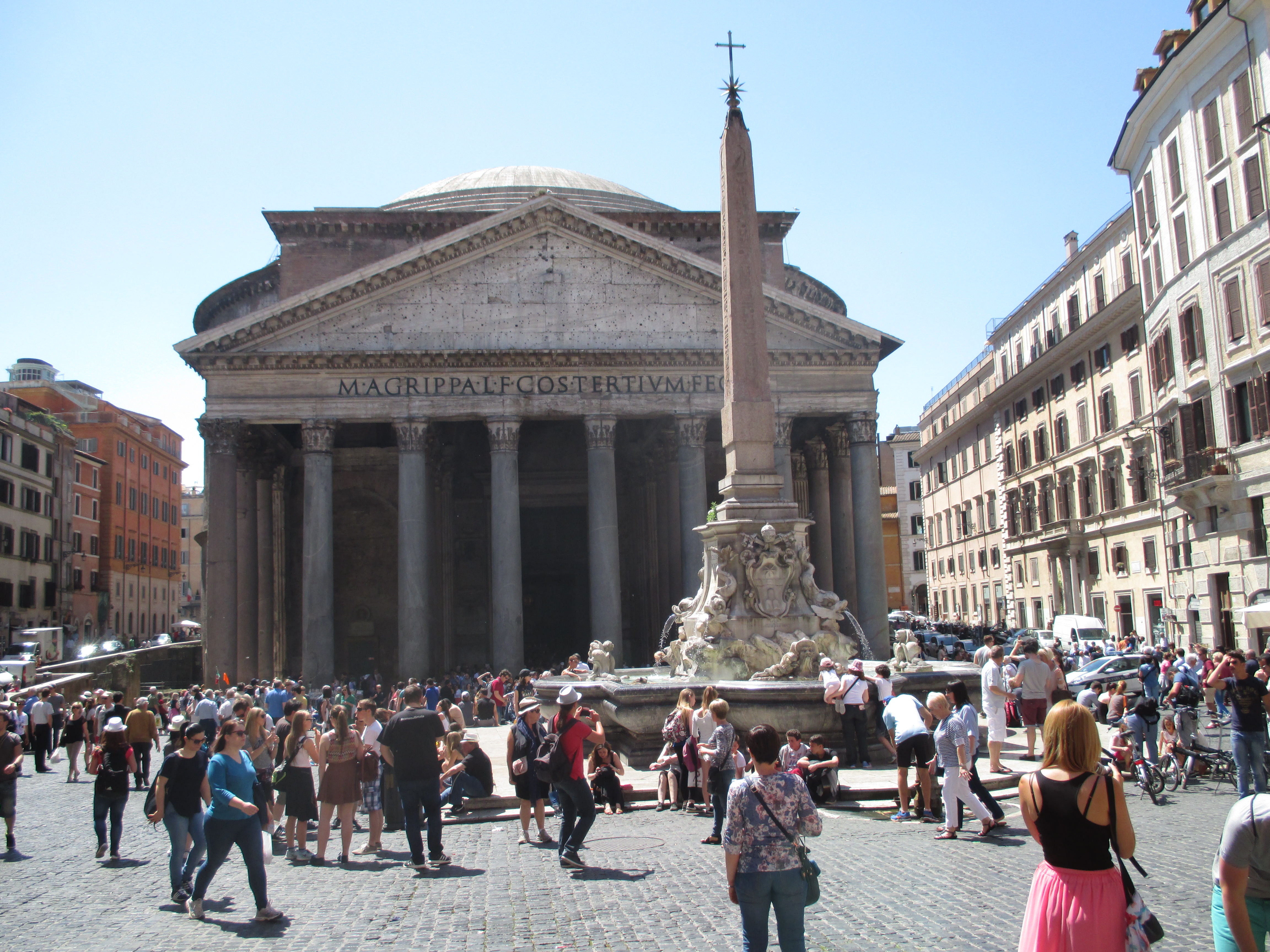 Das Pantheon bei sonnenschein, davor viele Menschen