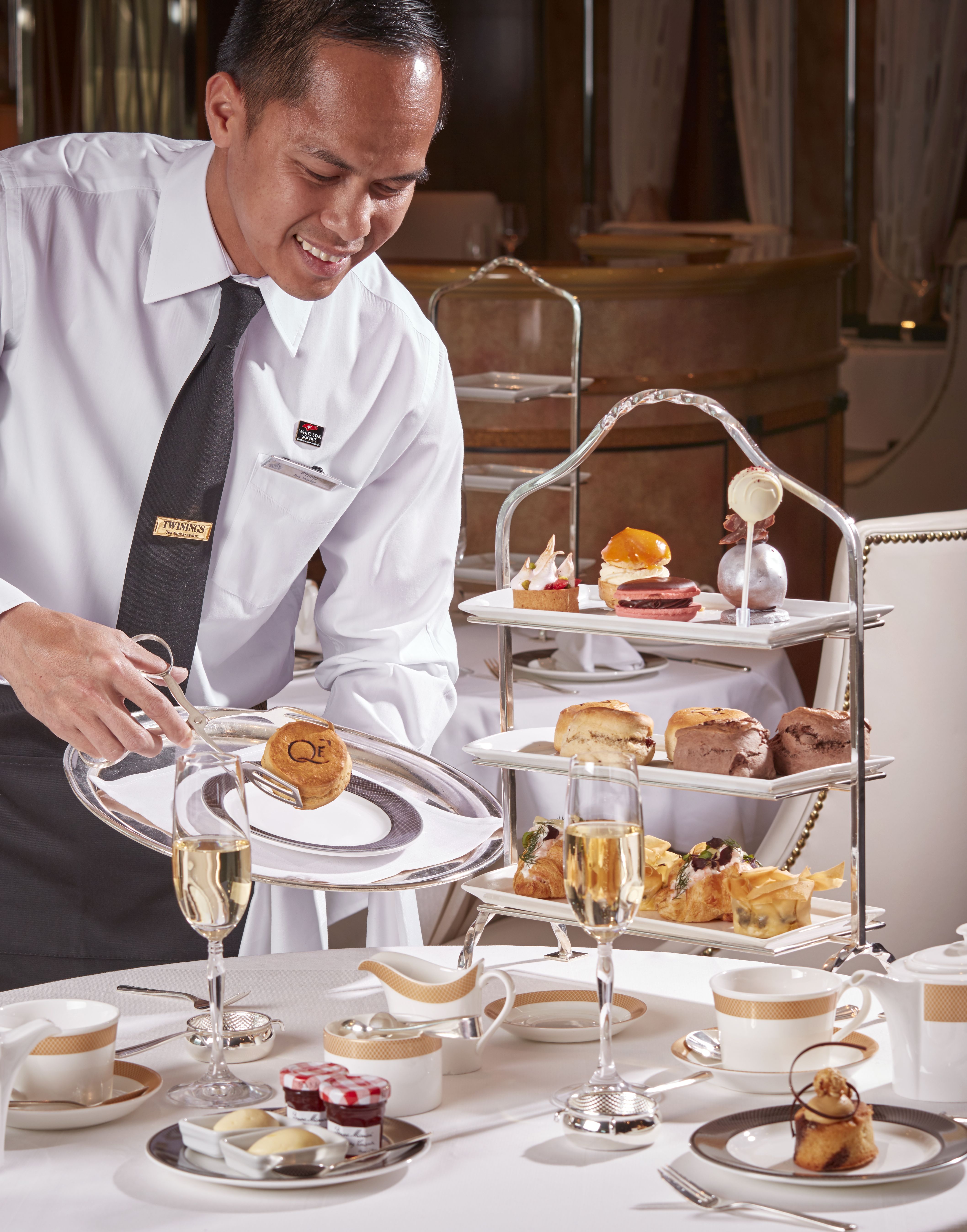 Frühstücksbuffet Serviceperson eines Hotels, die ein Frühstücksbuffet serviert.