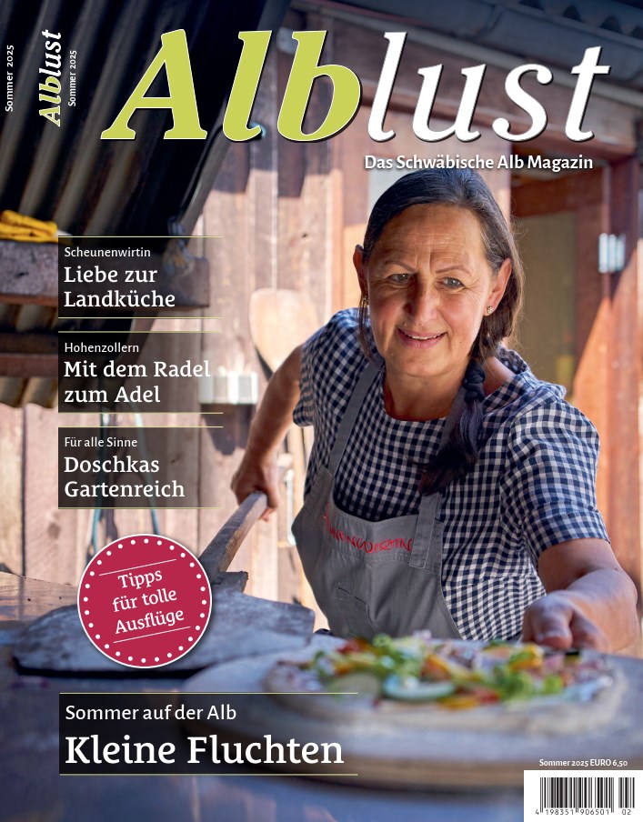 Das Cover der Alblust Sommerausgabe Das Cover von Alblust mit einer Bäckerin, die eine Pizza in den Ofen schiebt