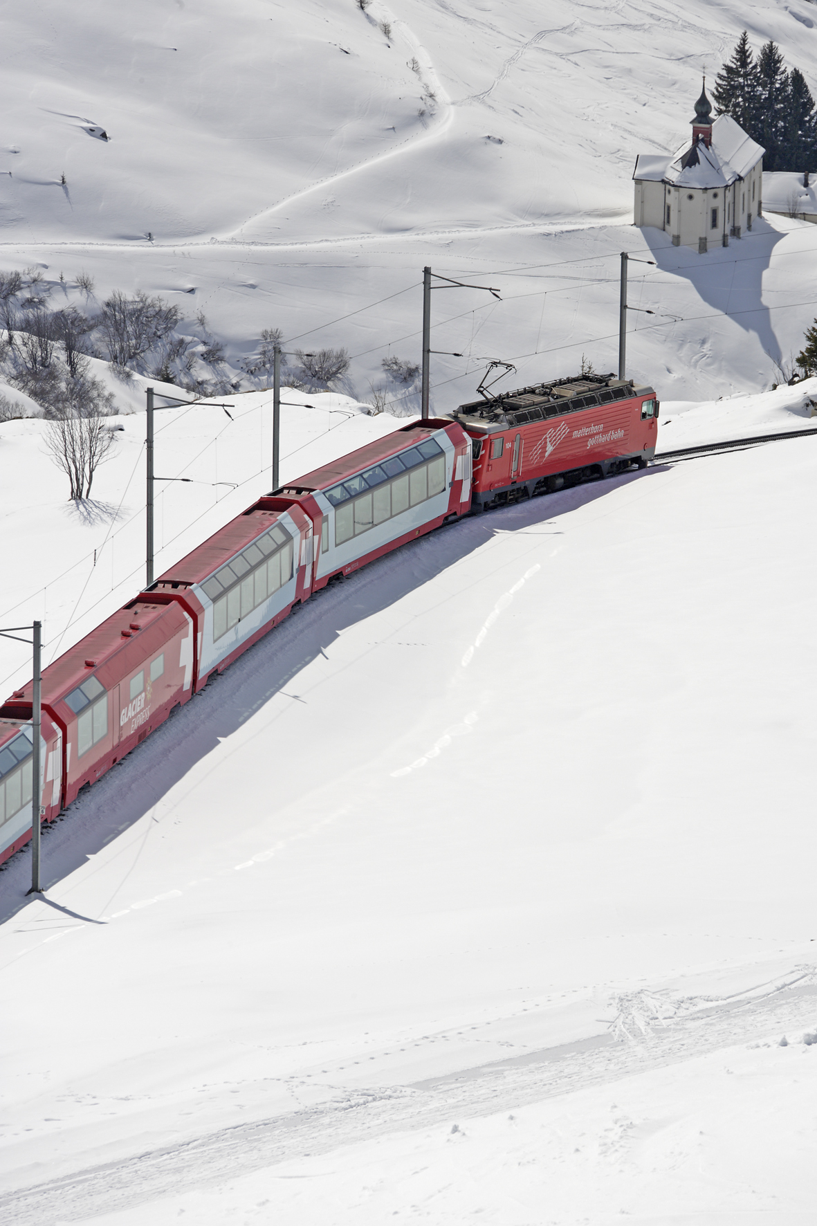 Der Berninaexpres mit schneereicher Landschaft