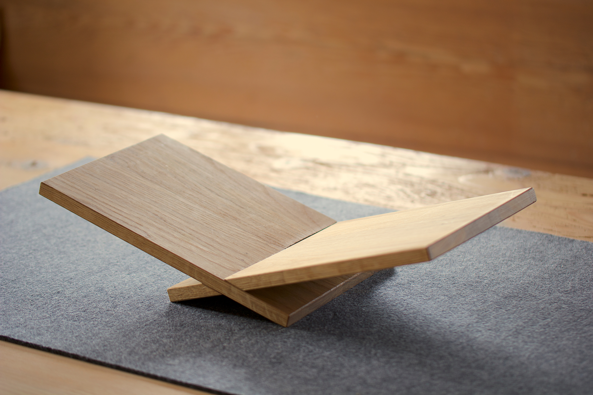 Weinliege Weinliege aus Holz auf einem Tisch