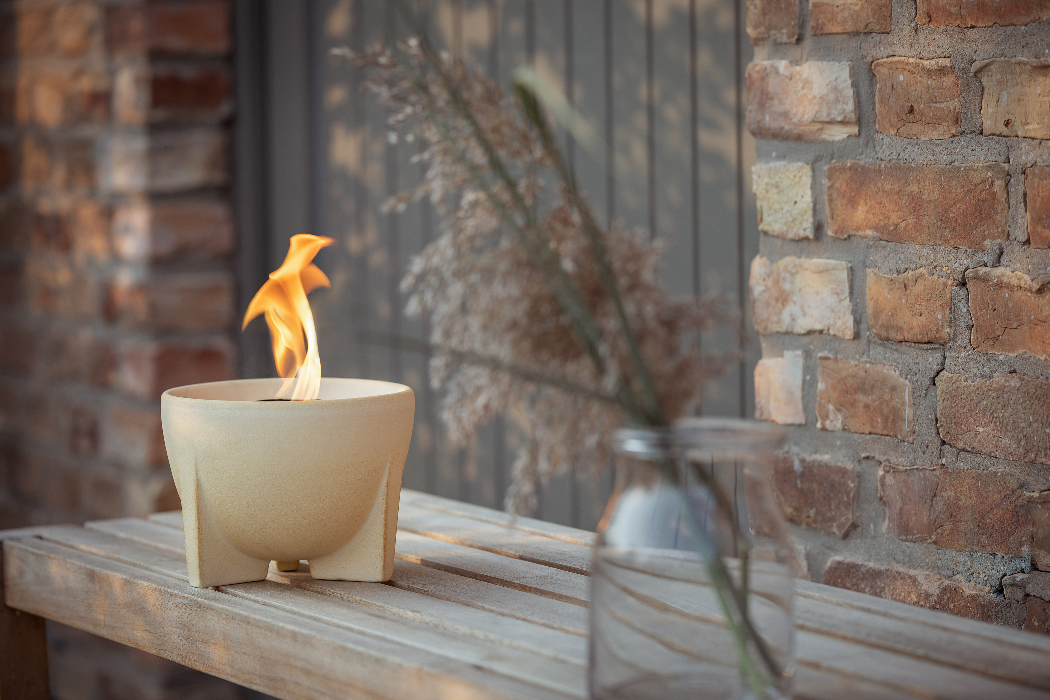 Schmelzfeuer auf einem Holzsims mit Deko